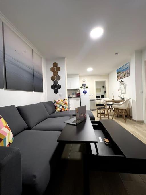 Artistic Digital Getaway - Patio & Great Location! Appartement