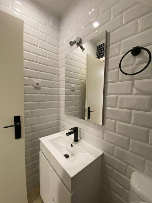 Appartement Artistic Digital Getaway - Patio & Great Location! *